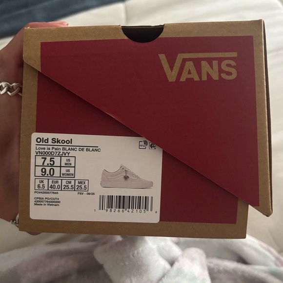 Vans Womens “Love is Pain”  Old Skool 
Blanc De Blanc White with heart charm. - Picture 5 of 5